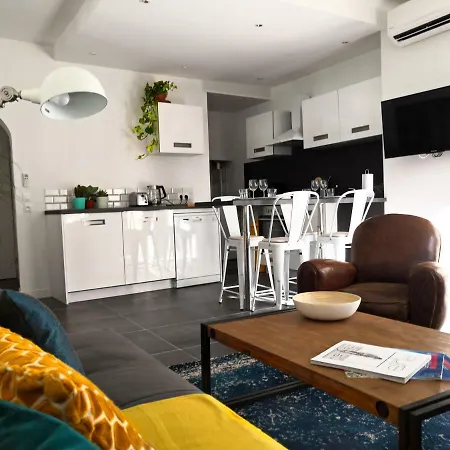 Beautifully Bright In Old Town Apartman