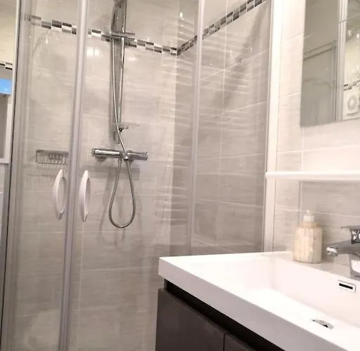 Beautifully Bright In Old Town Apartment