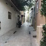 Апартаменты Beautifully Bright In Old Town Сен-Тропе
